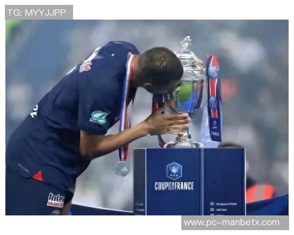 杜埃称赞登贝莱为球队领袖强调全力争夺每一个奖杯的决心